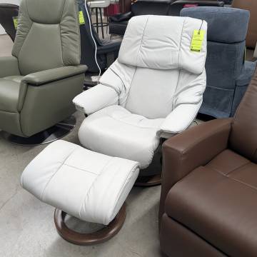 Stressless RENO Medium Classic Recliner & Ottoman - Paloma Mist Grey / Walnut